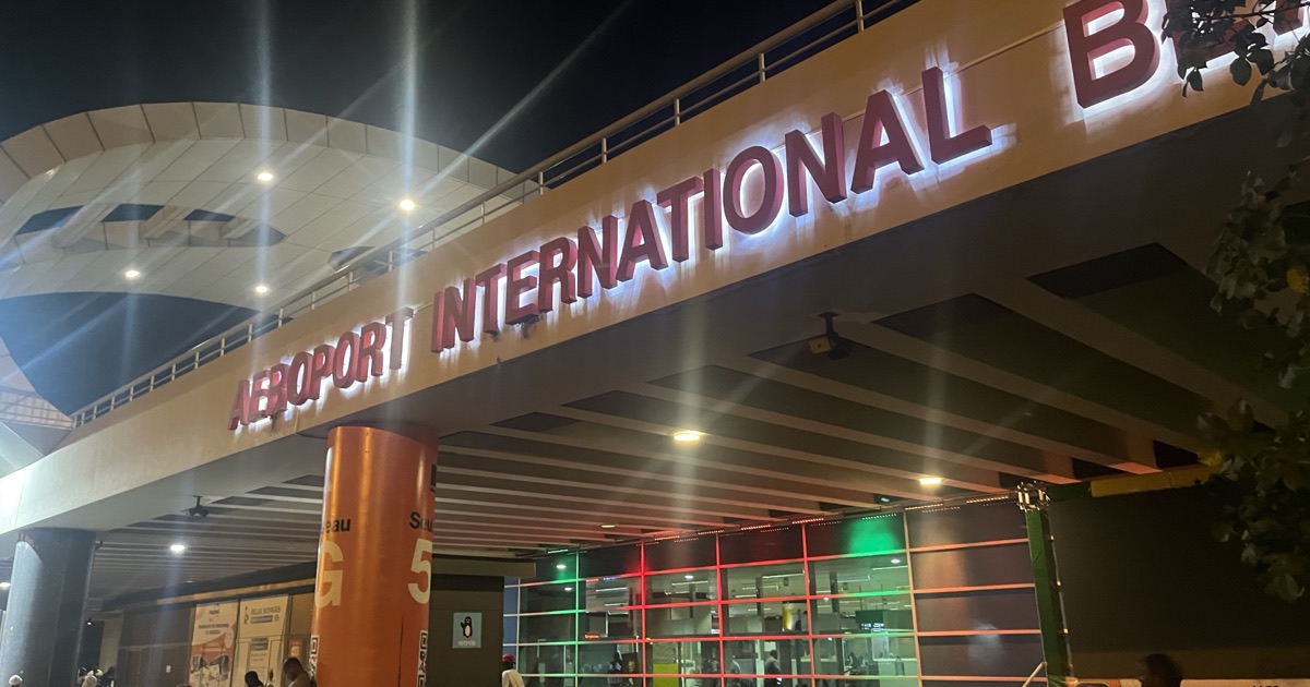 Façade illuminée de l'aéroport international Blaise Diagne de Dakar, de nuit
